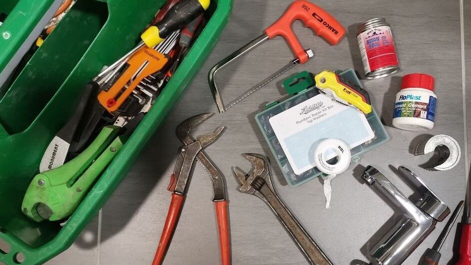 The image shows the plumbing tools required to renovate a bathtub.
