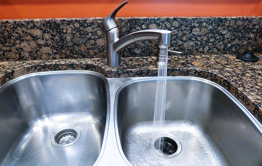 The image shows a a fully functional kitchen sink by tightening it.